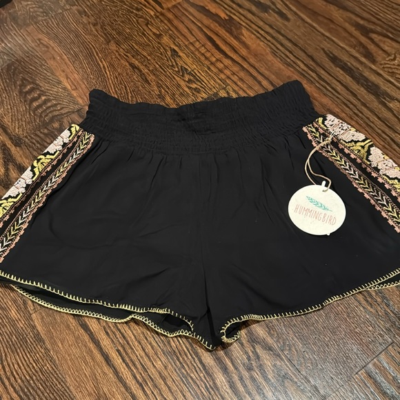 **NWT** Humming Bird Embroidered Short - Picture 4 of 5